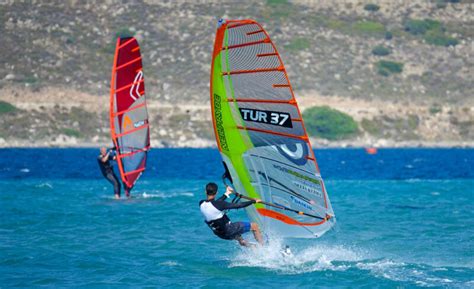 Rüzgar Sörfü İçin En İyi Plajlar: Rüzgar Sporcuları Rehberi