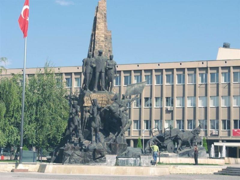 Atatürk Ve Kurtuluş Anıtı – Uşak