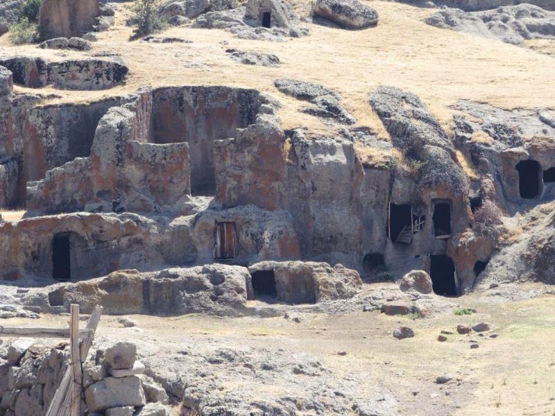 Bininler Kaya Evleri – Afyonkarahisar