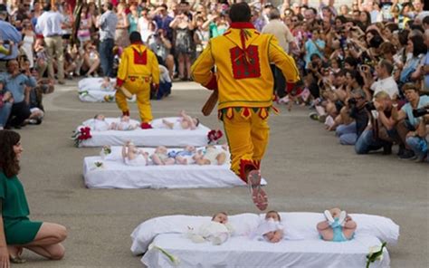 Dünyanın En İlginç Gelenekleri