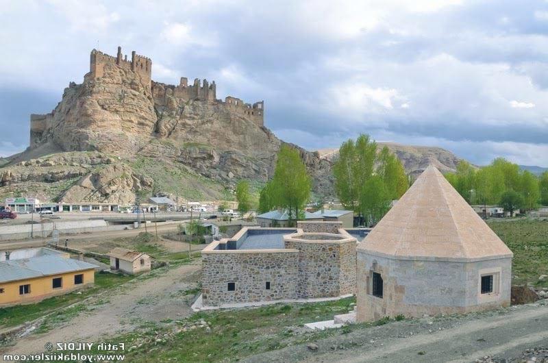 Hoşap Hasan Bey Türbesi – Van