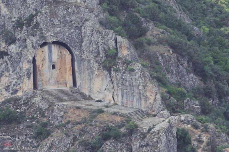 Laçin Kapılıkaya Kaya Mezarı – Çorum