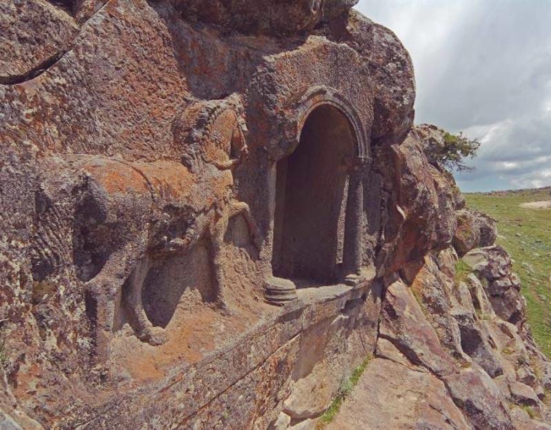Lukyanus Kitâbesi Ve Atlı Kaya Kabartması – Konya