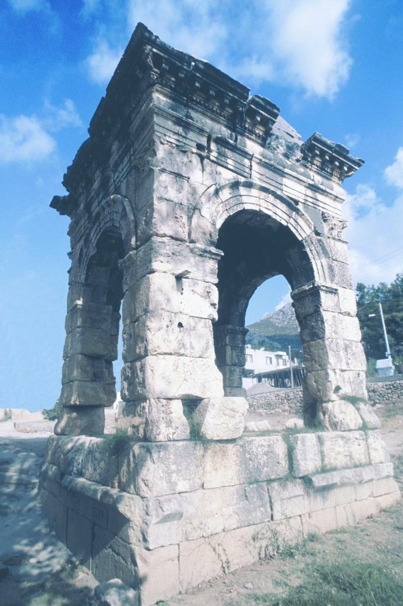 Piramidal Çatılı Mezar – Mersin