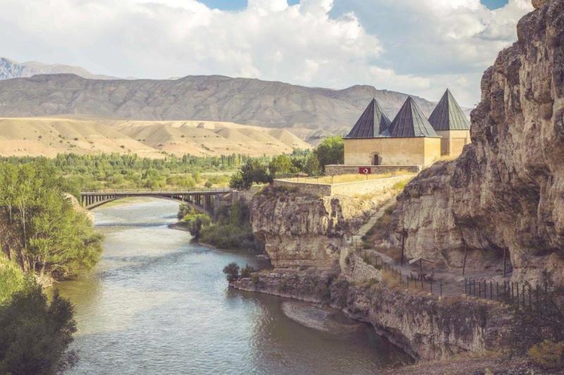 Sultan Melik Türbesi – Erzincan